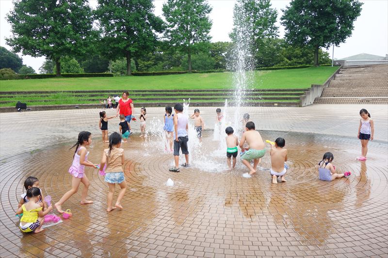 小山総合公園の森のフォーラムの噴水で遊ぶ子供たち